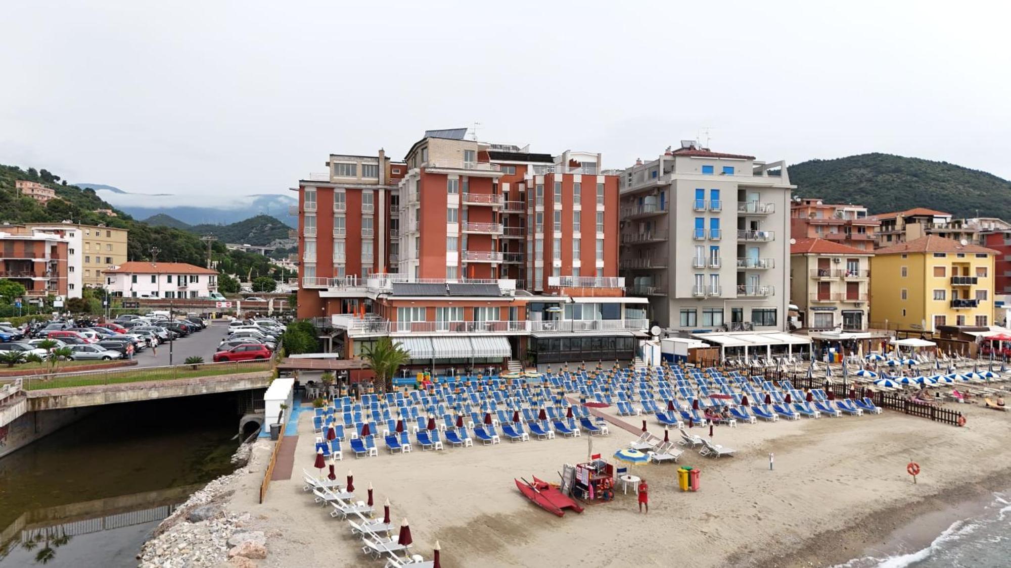 Hotel & Residence Stella Maris Pietra Ligure Buitenkant foto
